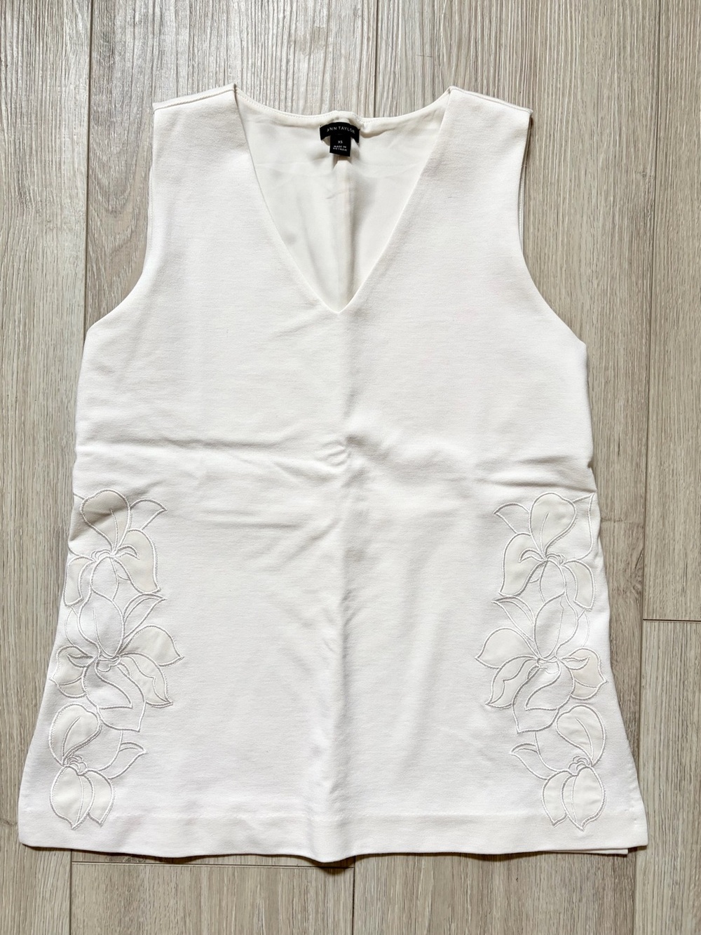 (NWT) Ann Taylor Cream V-Neck Embroidered Sleeveless Tank